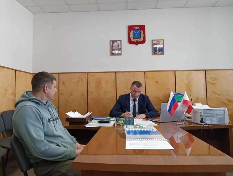Глава района Сергей Фартуков провел еженедельный прием граждан. Глава района Сергей Фартуков провел еженедельный прием граждан.