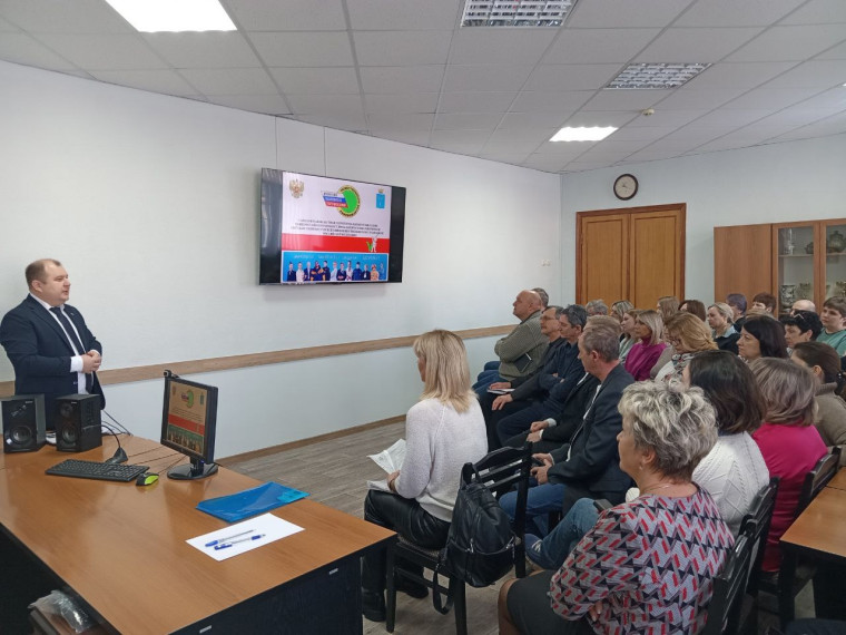 Глава района Сергей Фартуков встретился с председателем Саратовской областной территориальной организации Общероссийского профсоюза работников госучреждений и общественного обслуживания Сергеем Ковшовым. Глава района Сергей Фартуков встретился с председателем Саратовской областной территориальной организации Общероссийского профсоюза работников госучреждений и общественного обслуживания Сергеем Ковшовым.
