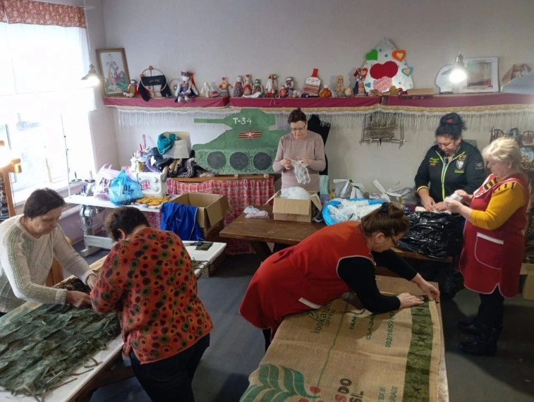 Активистки районного женсовета продолжают плести маскировочные модули. Активистки районного женсовета продолжают плести маскировочные модули.