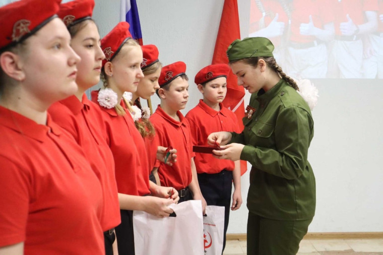 Воспитанники Центра дополнительного образования и учащиеся школы села Бутырки вступили в Юнармию. Воспитанники Центра дополнительного образования и учащиеся школы села Бутырки вступили в Юнармию.