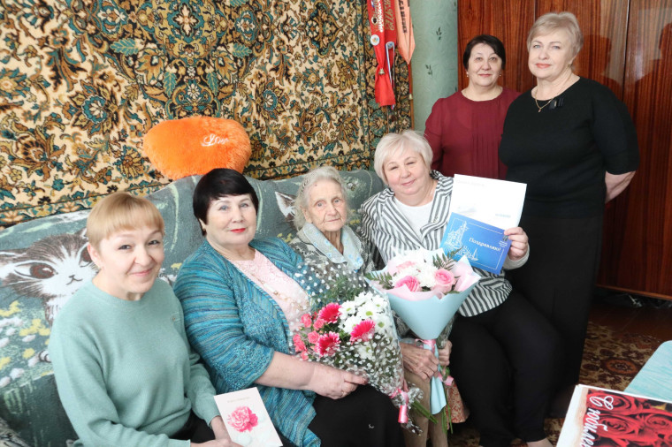 Сегодня жительница Лысых Гор Нина Ивановна Курцева отмечает солидный юбилей – 95 лет. Сегодня жительница Лысых Гор Нина Ивановна Курцева отмечает солидный юбилей – 95 лет.