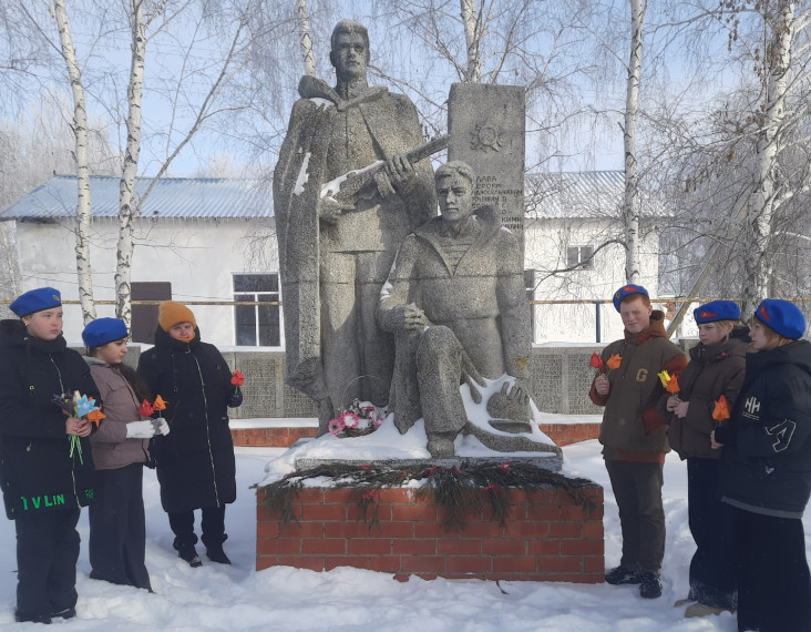 Ученики Лысогорского района возложили цветы к памятнику погибшим воинам. Ученики Лысогорского района возложили цветы к памятнику погибшим воинам.