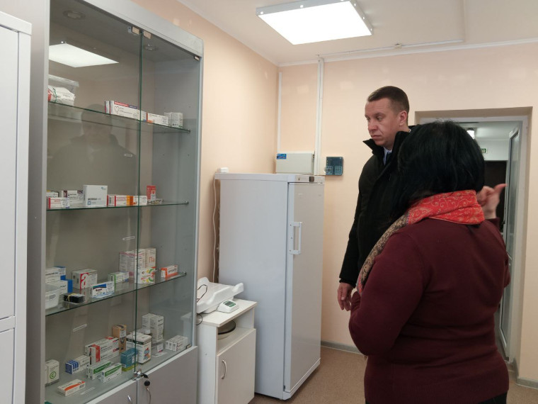 Глава Лысогорского района Сергей Фартуков посетил отделение врача общей практики в селе Большая Дмитриевка. Глава Лысогорского района Сергей Фартуков посетил отделение врача общей практики в селе Большая Дмитриевка.
