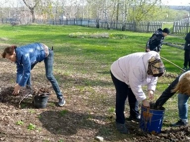 Ученики и педагоги школы поселка Гремячий приняли участие в субботнике..