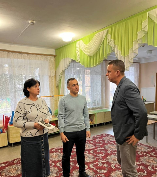 Исполняющий обязанности главы района Сергей Фартуков посетил объекты соцсферы в селе Новая Красавка.